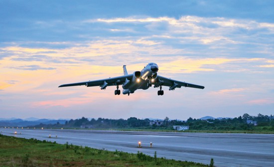 2023年4月14日，空军航空兵某团飞行二大队飞行员驾机带弹起飞，飞赴任务空域。 新华社发 王宇龙/摄